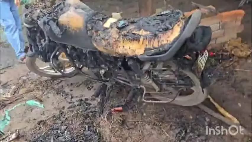 बेमेतरा: पौसरी गांव में अज्ञात व्यक्ति ने तीन मोटरसाइकिलों में लगाई आग, वाहन जलकर खाक, नांदघाट पुलिस जांच में जुटी