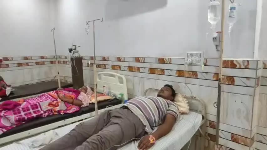 धनौरा: गजरौला में डेंगू पीड़ित दंपति अस्पताल में भर्ती, दो बच्चों को भी बुखार