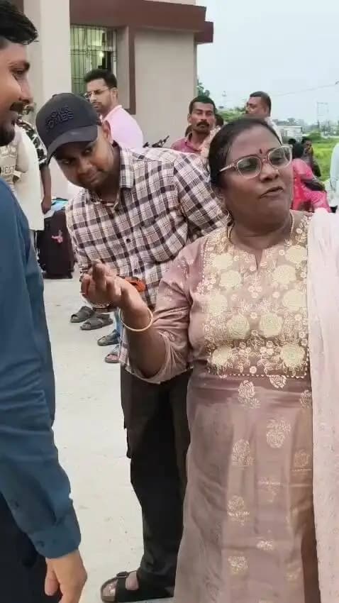 अपनों से बात… और सीतामढ़ी प्रशासन के प्रति दिल से आभार
नेपाल से सीतामढ़ी पहुँचे महाराष्ट्र के यात्रियों ने वीडियो कॉल के माध्यम से अपने परिवारजनों से बात कर उनकी सकुशलता की जानकारी दी। अपनों से बात होते ही चेहरों पर सुकून और आँखों में राहत साफ दिखाई दी।
मुश्किल घड़ी में सीतामढ़ी जिला प्रशासन ने मानवीय संवेदना और जिम्मेदारी का परिचय देते हुए इन यात्रियों के ठहरने, भोजन एवं सुरक्षित वापसी की व्यवस्था सुनिश्चित की।