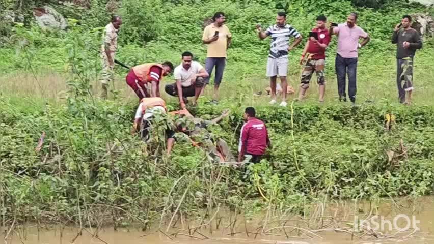अंबिकापुर: सरगुजा जिले के घुंनघुट्टा नदी में शनिवार को बहे लापता युवक के शव को एसडीआरएफ और पुलिस ने बरामद किया