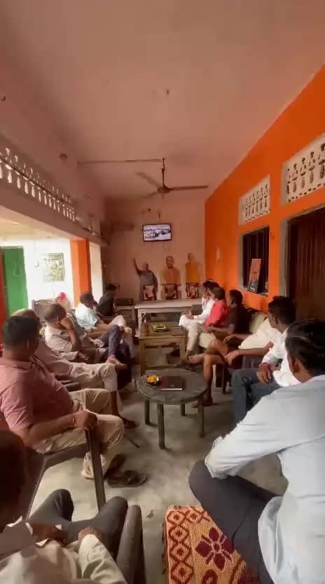 बूथ नंबर ३० अमौली ठाकुरान में जिला महामंत्री सत्यम सिंह चौहान ने मन की बात ( १३७) अखिलेश कुमार सिंह के आवास पर सुनी !