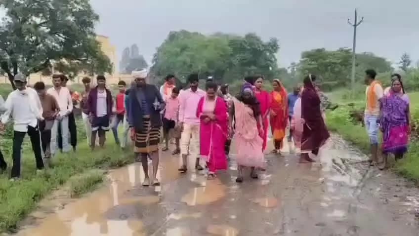 शहपुरा: धनगांव से पड़रिया सड़क मार्ग बदहाल, ग्रामीणों ने सडक पर धान का रोपा लगाकर किया विरोध प्रदर्शन