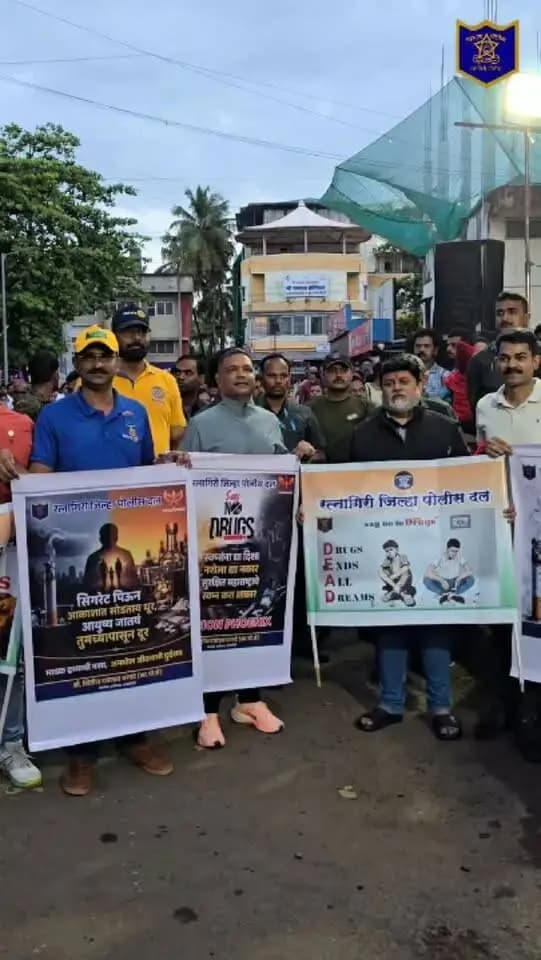 “मिशन फिनिक्स” अंतर्गत रत्नागिरी पोलीस दलातर्फे ‘ड्रग्स फ्री रत्नागिरी’साठी रेन रनचे आयोजन
“मिशन फिनिक्स” अंतर्गत रत्नागिरी पोलीस दल व रोटरी क्लब यांच्या संयुक्त विद्यमाने ‘ड्रग्स फ्री रत्नागिरी’ या जनजागृती अभियानासाठी ‘रेन रन’ मॅरेथॉनचे आयोजन करण्यात आले.
या उपक्रमास मा. पालकमंत्री डॉ. उदय सामंत तसेच मा. पोलीस अधीक्षक श्री. नितीन बगाटे (भा.पो.से.) यांची प्रमुख उपस्थिती लाभली. यावेळी उपस्थित नागरिक व सहभागी धावपटूंना अंमली पदार्थमुक्त रत्नागिरीचा संकल्प करण्याचे आवाहन करण्यात आले. मान्यवरांच्या हस्ते हिरवा झेंडा दाखवून रेन रन मॅरेथॉनला सुरुवात करण्यात आली.
"मिशन फिनिक्स"अंतर्गत आयोजित या उपक्रमातून अंमली पदार्थांच्या दुष्परिणामांबाबत जनजागृती करत निरोगी, सुरक्षित व नशामुक्त समाजाचा संदेश देण्यात आला.
CMO MAHARASHTRA Devendra Fadnavis Eknath Shinde - एकनाथ शिंदे Sunetra Pawar उदय सामंत Yogesh Ramdas Kadam महाराष्ट्र पोलीस | Maharashtra Police IGP Konkan Range #rainrun #saynotodrugs #awareness #ratnagiri