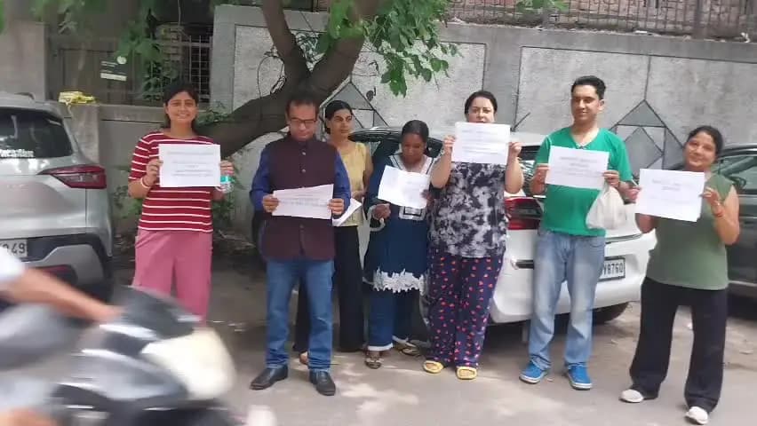 दिल्ली के चितरंजन पार्क में पानी की भीषण समस्या, लोग परेशान