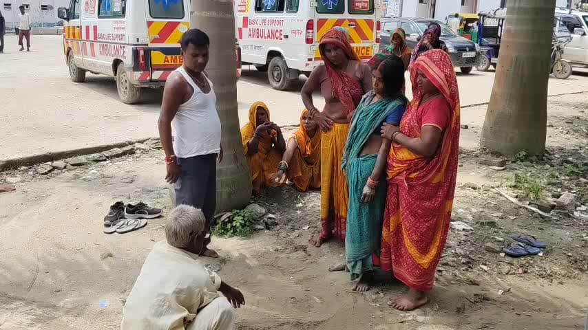मधेपुरा: सदर अस्पताल परिसर में सांप काटे महिला का झाड़फूंक से इलाज, रेड जोन में भर्ती महिला को बाहर निकाल कर किया ड्रामा