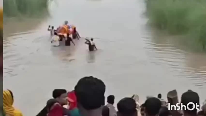 मुंगेर: लाल दरवाजा श्मशान घाट पर चार फीट पानी के बीच अर्थी ले जाने का वीडियो वायरल, लोगों को हो रही काफी परेशानी
