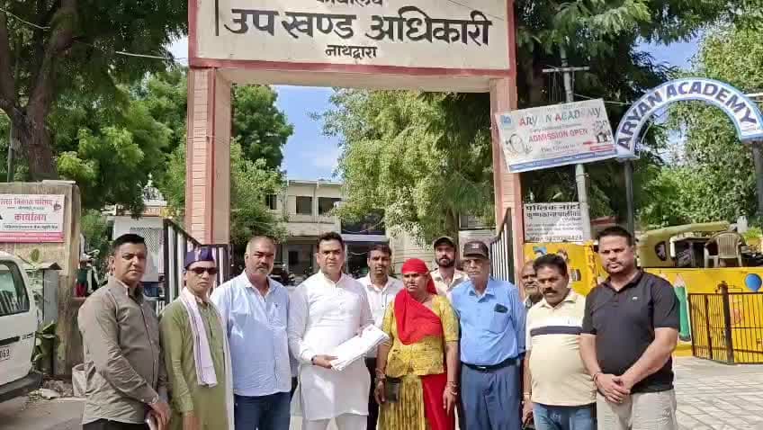 #राजसमन्द
नाथद्वारा नगर पालिका के वार्ड नंबर 11 की ओबीसी महिला आरक्षित सीट एवं वार्ड नंबर 14 की सामान्य ओपन सीट, दोनों से सुनीता बाई किन्नर को प्रत्याशी बनाया ।
प्रदेश सह प्रभारी महेश खींची ने पार्टी सिंबल दिया।