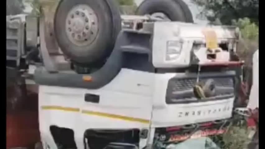 हुरड़ा: जयनगर के पास बेकाबू होकर पलटा ट्रेलर, चालक ने कूदकर बचाई अपनी जान