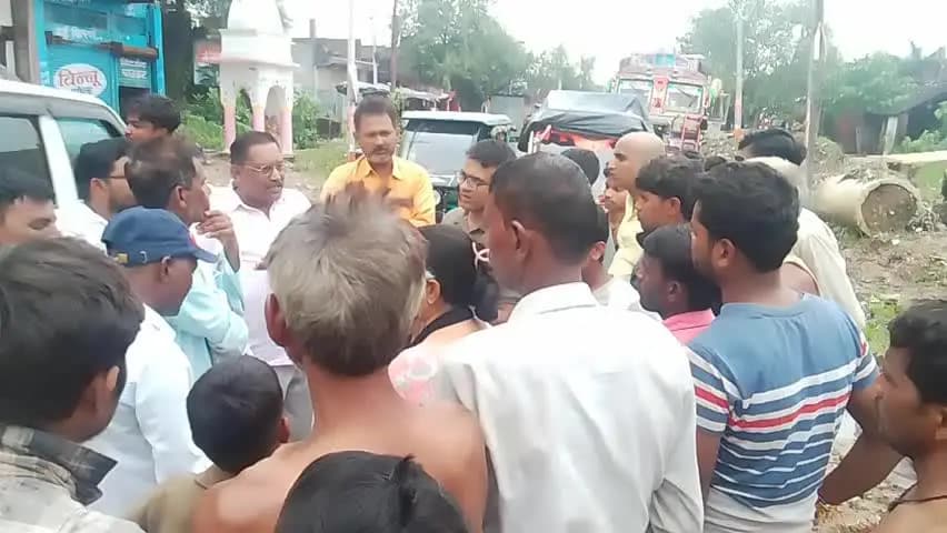 बबेरू: जमुनिहा पुरवा में मूसलाधार बारिश का कहर, घरों में घुसा पानी, आक्रोशित ग्रामीणों ने औगासी रोड किया जाम