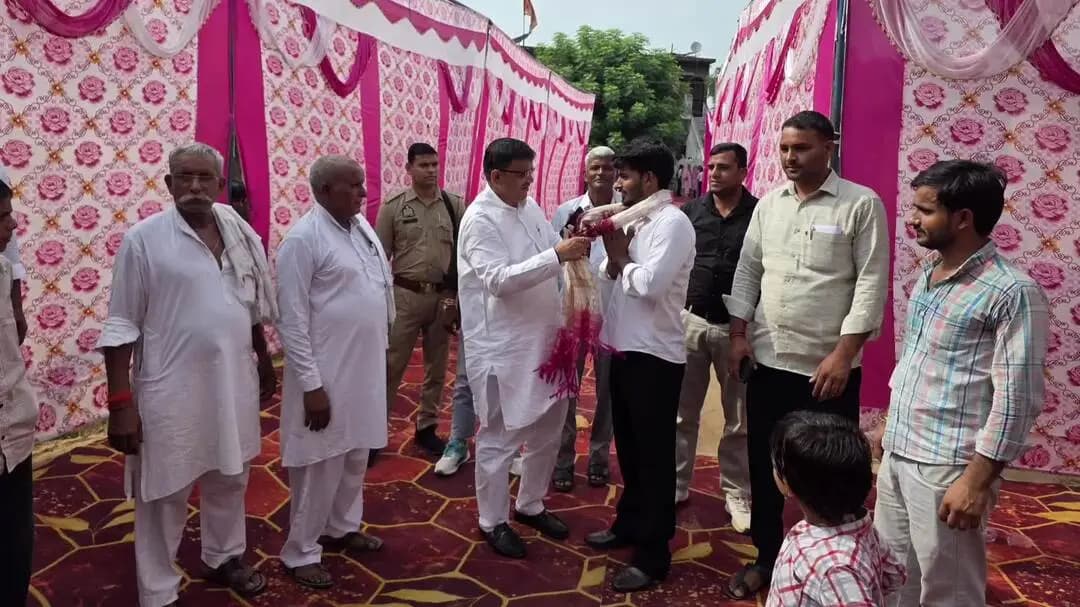 धनौरा: ग्राम चकनवाला में श्री सार्थक गुर्जर जी के आवास पर पहुंचकर Income Tax Department में चयनित होने पर बधाई प्रेषित की ।