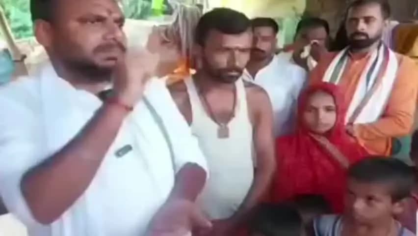 बक्सर: विश्वामित्र सेना ने गरीब ब्राह्मण परिवार को मकान निर्माण सामग्री देकर की मदद