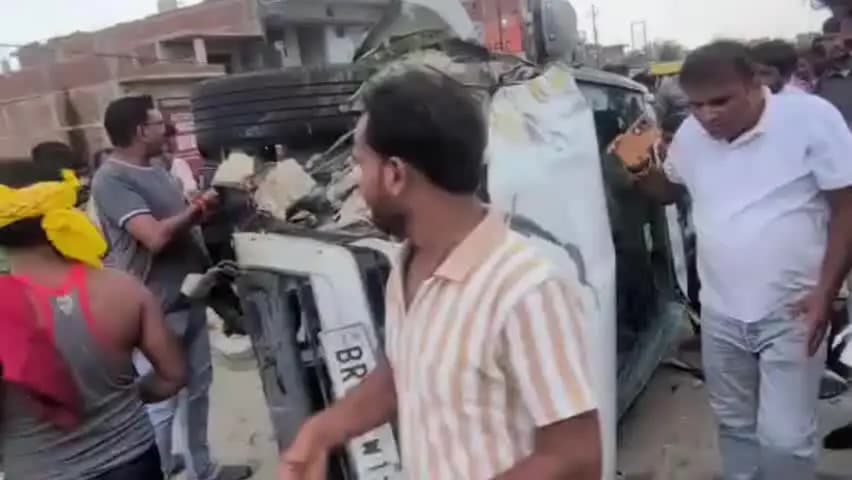 सकलडीहा: तेज रफ्तार कार ने बाइक में मारी टक्कर, डिवाइडर तोड़कर पलटी कार; महिला गंभीर, छित्तों गांव के समीप हुआ हादसा