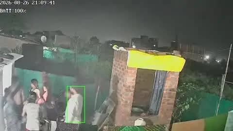 मेरे मारपीट की मेरे घर में अकार मुझे मारा और जान से मारने की धमकी दी