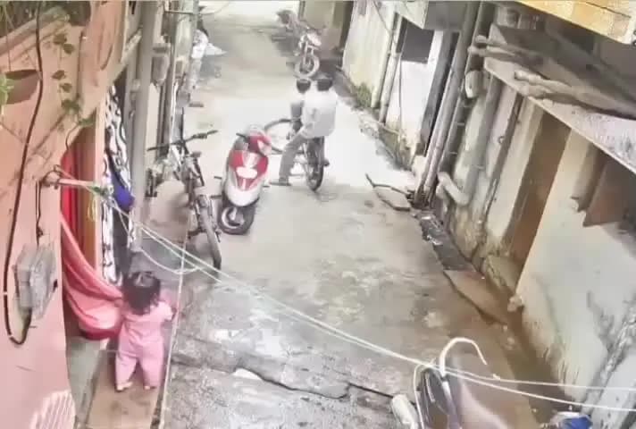सीहोर नगर: शहर के लाल मस्जिद के पास साइकिल चोरी सीसीटीवी में कैद, वीडियो वायरल