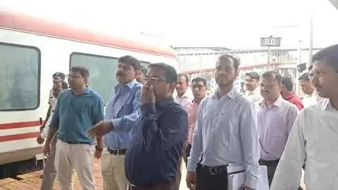 तिल्दा: डीआरएम ने तिल्दा नेवरा रेलवे स्टेशन पर कार्यों का किया निरीक्षण, दिए दिशा-निर्देश