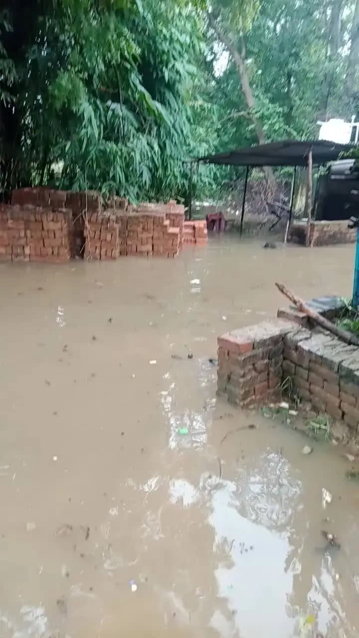 ग्राम पोस्ट कोटिया चित्रा जिला रायबरेली में भारी वर्षा होने के कारण सड़कों में पानी भर चुका है आने जाने का रास्ता बंद