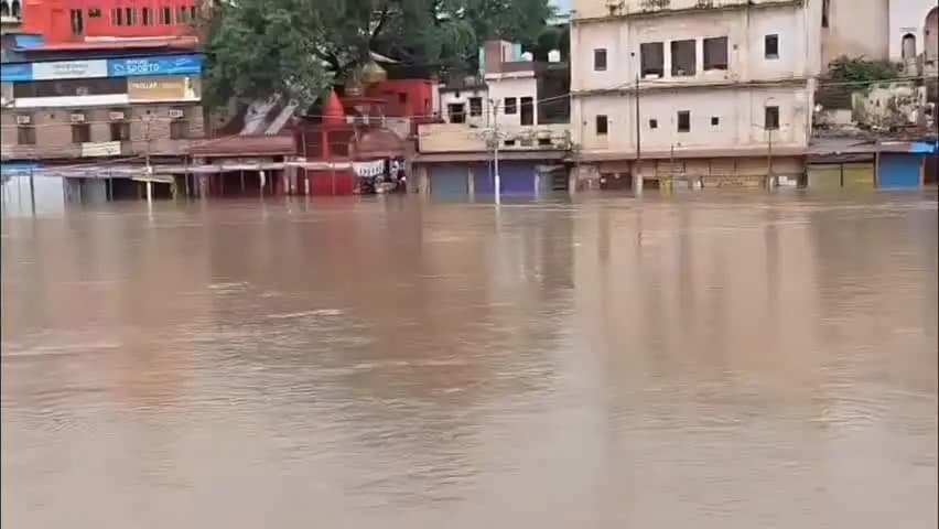 कर्वी: चित्रकूट में मंदाकिनी फिर उफान पर, रामघाट की दुकानों में दोबारा घुसा बाढ़ का पानी