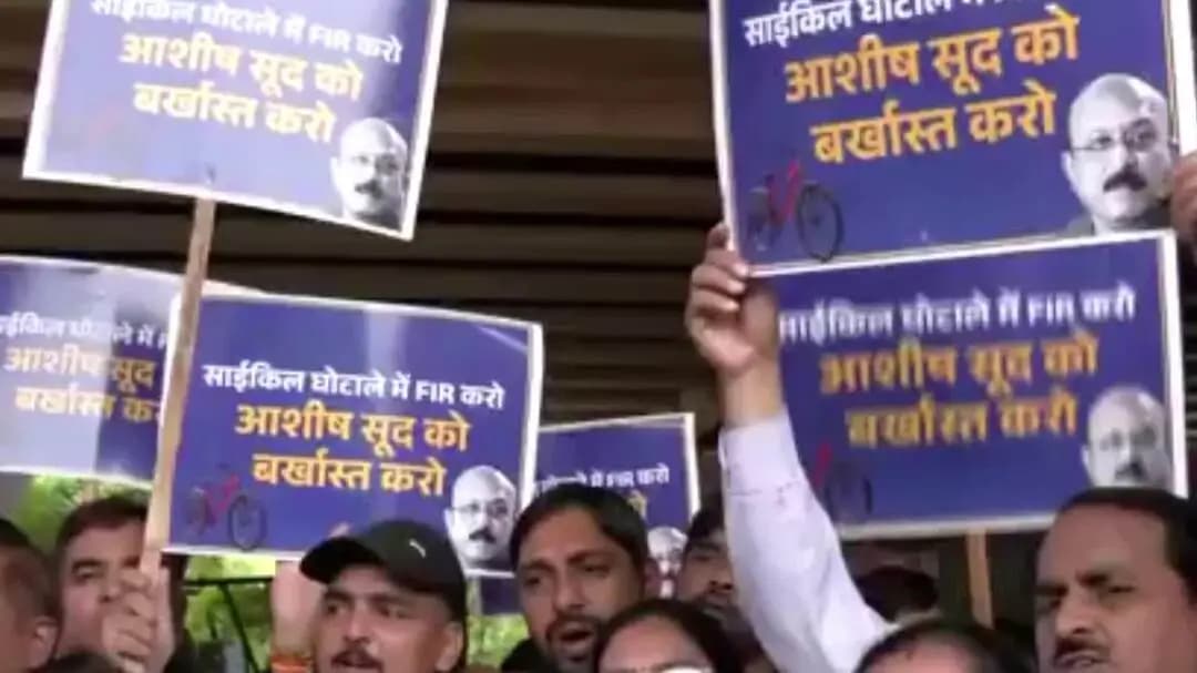 आप पार्टी के नेताओं और कार्यकर्ताओं ने दिल्ली सचिवालय के बाहर विरोध प्रदर्शन किया