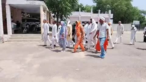 लोहारू: कपास 2023 के 350 करोड़ रुपये के बीमा क्लेम को लेकर किसानों ने SDM को सौंपा ज्ञापन