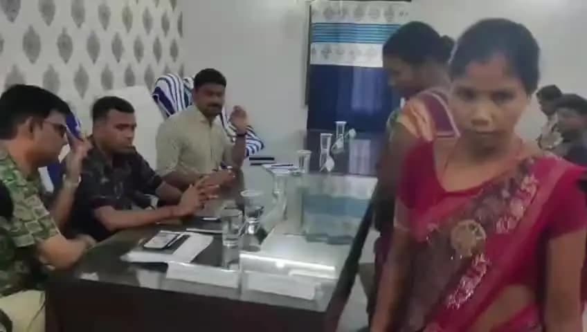 ଝାରସୁଗୁଡା: କୋଲାବିରାଠାରେ ଯୁଗ୍ମ ଅଭିଯୋଗ ଶୁଣାଣି ଶିବିର: ୪୬ଟି ଅଭିଯୋଗ ମଧ୍ୟରୁ ୩ଟିର ସଦ୍ୟ ସମାଧାନ
