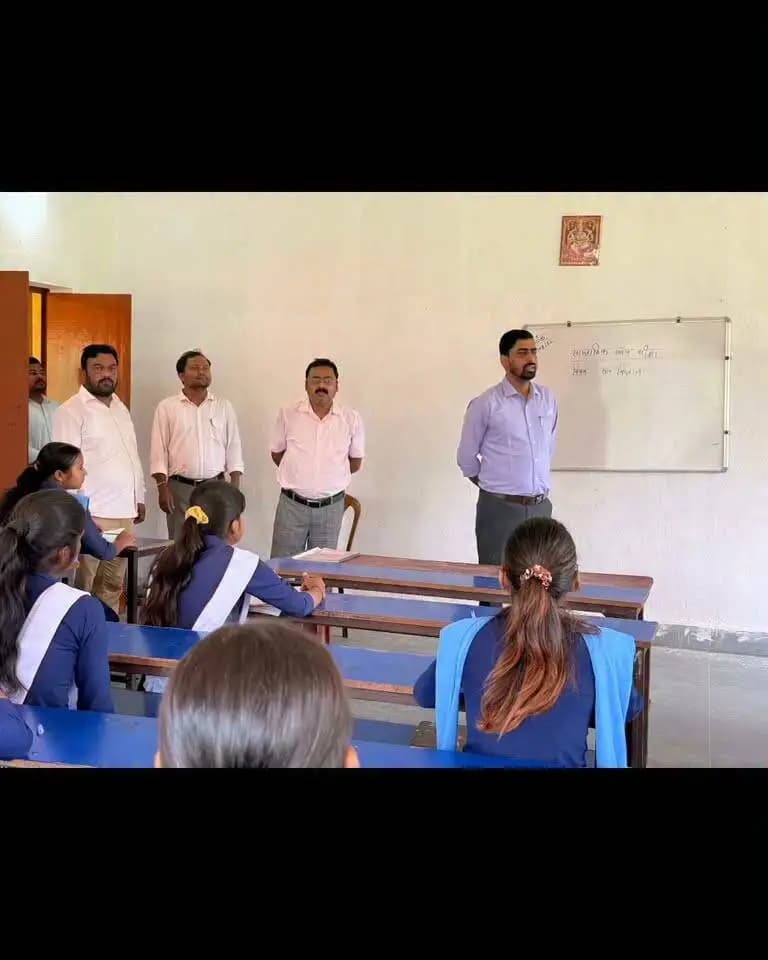 जिला स्तरीय पदाधिकारी जिला पदाधिकारी कटिहार आशुतोष द्विवेदी के निर्देशालोक में जिला के मॉडल स्कूल में पहुंचकर पठन-पाठन की व्यवस्था का निरीक्षण करने के साथ-साथ बच्चों को पढ़ा भी रहे हैं
जिला पदाधिकारी के निर्देश के आलोक में महाप्रबंधक जिला उद्योग केंद्र कटिहार उत्क्रमित माध्यमिक उच्च विद्यालय ( मॉडल स्कूल) मल्हारिया, समेली के बच्चों के साथ मैथ्स और फिजिक्स विषय पर अध्ययन से सम्बन्धित चर्चा करते हुए विद्यालय के हो रहे पठन पाठन की जानकारी ली।
जिला जनसंपर्क पदाधिकारी,
कटिहार।
Information & Public Relations Department, Government of Bihar Bihar Education Department #katihar