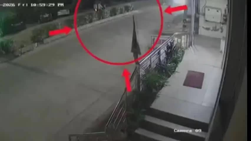 रेवाड़ी: रेवाड़ी में पुलिस के सामने बदमाशों ने युवक को पीटा, रॉन्ग साइड से आई स्कॉर्पियो ने बाइक को टक्कर मार डंडे बरसाए
