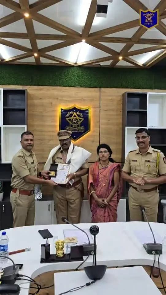 पोलीस अधीक्षक कार्यालय, रत्नागिरी येथे सेवानिवृत्ती समारंभाचे आयोजन करण्यात आले. यावेळी मा. पोलीस अधीक्षक श्री. नितीन बगाटे (भा.पो.से.) व मा. अपर पोलीस अधीक्षक श्री. बी. बी. महामुनी यांच्या हस्ते राखीव पोलीस निरीक्षक श्री. राजेंद्र कुळसंगे व श्रेणी पोलीस उपनिरीक्षक श्री. विलास दिडपसे यांचा त्यांच्या कुटुंबीयांच्या उपस्थितीत शुभेच्छापत्र, स्मृतिचिन्ह व भेटवस्तू प्रदान करून प्रदीर्घ व उल्लेखनीय सेवेसाठी गौरव करण्यात आला.यावेळी सर्व पोलीस अधिकारी व अंमलदार उपस्थित होते.
CMO MAHARASHTRA Eknath Shinde - एकनाथ शिंदे Sunetra Pawar उदय सामंत Yogesh Ramdas Kadam महाराष्ट्र पोलीस | Maharashtra Police IGP Konkan Range #retirementceremony #ratnagiri #ratnagiripolice