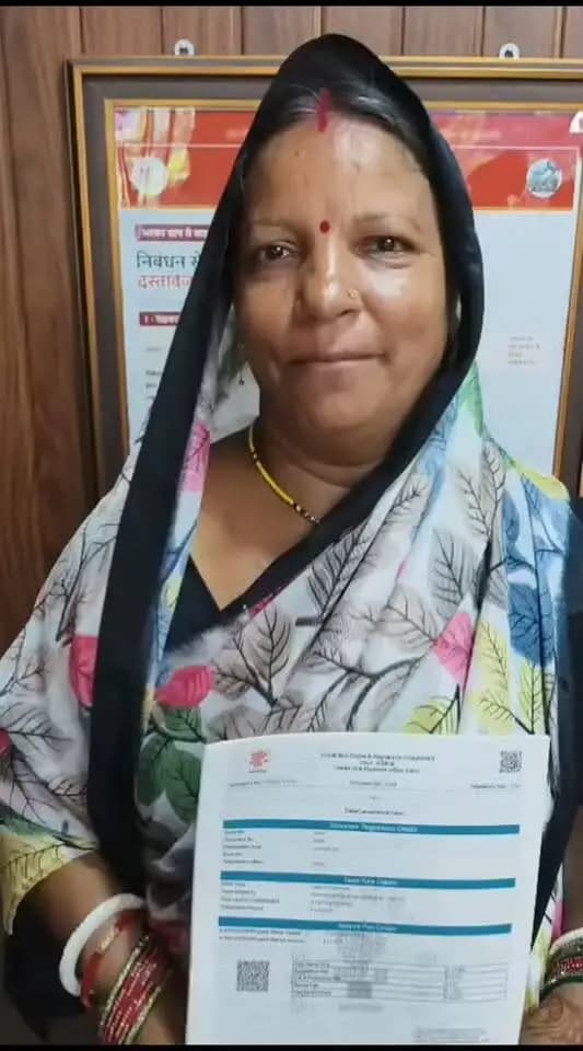 पेपरलेस रजिस्ट्री से आसान हुई प्रक्रिया, बढ़ी लोगों की खुशी! 📄✨
पहले रजिस्ट्री कराने आने वाले लोगों को यह पता नहीं रहता था कि पूरी प्रक्रिया में कितना समय लगेगा। लेकिन अब पेपरलेस रजिस्ट्री की नई व्यवस्था ने इस परेशानी को काफी हद तक दूर कर दिया है।
⏱️ अब रजिस्ट्री की प्रक्रिया पूरी होने में लग रहा है महज आधे से एक घंटे का समय।
🏠 काम पूरा, समय की बचत और लाभुक खुशी-खुशी अपने घर लौट रहे हैं।
हमारी लाभुक भी अपने अनुभव साझा करते हुए बता रही हैं कि पेपरलेस रजिस्ट्री ने रजिस्ट्री प्रक्रिया को तेज, सरल और सुविधाजनक बना दिया है। 🙏
पेपरलेस रजिस्ट्री — कम समय, कम कागज, ज्यादा सुविधा! 🌟