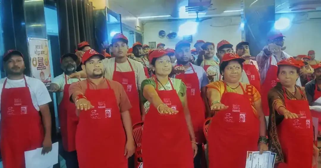 स्वाद के साथ अब सेहत का भी ख्याल
महासमुन्द में 200 से अधिक फुटपाथ खाद्य विक्रेताओं को मिला ‘सुरक्षित भोजन’ का मंत्र
खाद्य एवं औषधि प्रशासन, महासमुंद द्वारा “सर्व सेफ फूड : सुरक्षित भोजन परोसना एवं बेचना” विषय पर विशेष निःशुल्क खाद्य सुरक्षा प्रशिक्षण कार्यक्रम आयोजित किया गया।
जिसमें उन्हें खाद्य पदार्थों की स्वच्छ एवं सुरक्षित तैयारी
सुरक्षित भंडारण और तापमान प्रबंधन
कच्चे एवं तैयार भोजन को अलग रखना
स्वच्छ उपकरण एवं बर्तनों का उपयोग
सुरक्षित पेयजल और व्यक्तिगत स्वच्छता
धूल, कीट एवं खाद्य संदूषण से बचाव करना का तरीका बताया गया।
निःशुल्क हाइजीन किट में एप्रन, कैप, ग्लव्स, साबुन, तौलिया, डस्टर एवं हेडगियर प्रदान किए गए।
#FoodSafety #SafeFood #StreetFood #chhatttisgarh #mahasamund