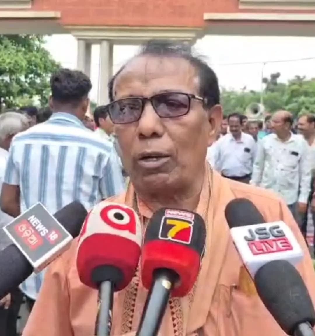 ଝାରସୁଗୁଡା: ୧୧ ଦଫା ଦାବିରେ ଜିଲ୍ଲାପାଳ ଅଫିସ୍ ସମ୍ମୁଖରେ ଗର୍ଜିଲେ ଚାଷୀ