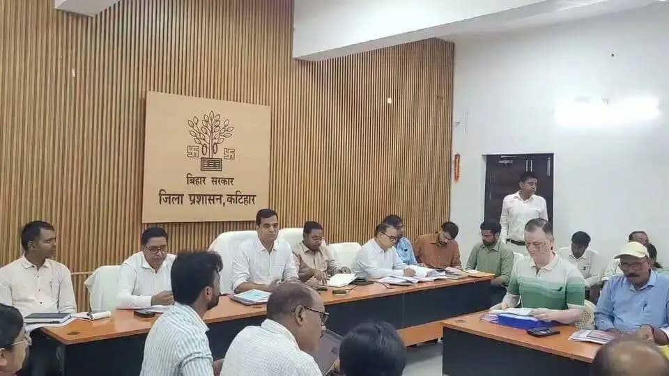 जिला पदाधिकारी की अध्यक्षता में साप्ताहिक समन्वय समिति की बैठक समाहरणालय सभागार में आहूत की गई*
*जन शिकायतों के त्वरित एवं प्रभावी समाधान के लिए जिले में आयोजित किये जा रहे ‘सहयोग शिविर’*
*सभी अंचलाधिकारी गण को बाढ़ से निपटने हेतु सभी तैयारियां को पूर्ण करने का सख्त निर्देश। प्रशासन अलर्ट मोड में।*
कटिहार, 31 अगस्त 2026, सोमवार।
आज दिनांक 31 अगस्त 2026 को जिला पदाधिकारी कटिहार आशुतोष द्विवेदी की अध्यक्षता में साप्ताहिक समन्वय समिति की बैठक एन आई सी सभागार में आहूत की गई।
सभागार में जिला स्तरीय पदाधिकारीगण एवं वीडियो कॉन्फ्रेंसिंग के जरिए सभी प्रखंडों के प्रखंड स्तरीय पदाधिकारी एवं अंचलाधिकारी गण उपस्थित रहें।
बैठक को संबोधित करते हुए जिला पदाधिकारी ने बताया कि "सबका सम्मान जीवन आसान"के तहत जन शिकायतों के प्रभावी एवं त्वरित समाधान तथा आमजन को प्रशासनिक सेवाओं का लाभ स्थानीय स्तर पर उपलब्ध कराने के उद्देश्य से कटिहार जिले में ‘सहयोग शिविर’ का आयोजन लगातार किया जा रहा है।
कटिहार जिले के अंतर्गत सभी प्रखंडों के ग्राम पंचायतों एवं नगर निकायों के वार्डों में प्रत्येक माह के प्रथम एवं तृतीय मंगलवार को सहयोग शिविर का आयोजन किया जा रहा है।
यदि निर्धारित प्रथम अथवा तृतीय मंगलवार को सार्वजनिक अवकाश रहता है, तो सहयोग शिविर का आयोजन अगले कार्य दिवस को निर्धारित स्थल पर किया जा रहा है।
*ग्राम पंचायत स्तर पर होगा सहयोग शिविर का आयोजन*
कटिहार जिले के सभी ग्राम पंचायतों में सहयोग शिविर के आयोजन के लिए संबंधित पदाधिकारियों की प्रतिनियुक्ति एवं कार्यक्रम का विस्तृत रोस्टर तैयार किया गया है। निर्धारित रोस्टर के अनुसार संबंधित पदाधिकारी अपने-अपने निर्धारित ग्राम पंचायत/स्थल पर उपस्थित होकर आमजन से प्राप्त शिकायतों, आवेदन-पत्रों एवं परिवाद-पत्रों को सुनेंगे तथा उनके समाधान की दिशा में आवश्यक कार्रवाई सुनिश्चित करेंगे।
सहयोग शिविर के माध्यम से ग्रामीण क्षेत्रों के नागरिकों को अपनी समस्याओं एवं शिकायतों के समाधान के लिए जिला मुख्यालय अथवा अन्य कार्यालयों का अनावश्यक चक्कर लगाने की आवश्यकता कम होगी। स्थानीय स्तर पर संबंधित विभागों एवं पदाधिकारियों की उपस्थिति में शिकायतों का निष्पादन सुनिश्चित किया जाएगा।
सहयोग शिविर के लिए विभिन्न तिथियों पालीवार पदाधिकारियों की प्रतिनियुक्ति की गई है।
सहयोग शिविर में प्राप्त होने वाले आवेदन-पत्र एवं परिवाद-पत्रों को संबंधित पोर्टल पर Digitize करते हुए समयबद्ध रूप से निष्पादित करने का निर्देश संबंधित पदाधिकारियों को दिया गया।
इस व्यवस्था से प्राप्त शिकायतों की ऑनलाइन प्रविष्टि, उनके निष्पादन की निगरानी तथा लंबित मामलों की समीक्षा को अधिक प्रभावी बनाया जा सकेगा।
जिला पदाधिकारी ने सभी संबंधित पदाधिकारियों को निर्देशित किया है कि—
निर्धारित तिथि एवं पाली के अनुसार
अपने-अपने निर्धारित स्थल पर अनिवार्य रूप से उपस्थित रहें।
शिविर में प्राप्त सभी आवेदन एवं परिवाद-पत्रों को गंभीरता से सुनते हुए नियमानुसार आवश्यक कार्रवाई करें।
शिकायतों एवं आवेदनों को संबंधित पोर्टल पर समयबद्ध तरीके से Digitize करें।
जिन मामलों का तत्काल समाधान संभव हो, उनका मौके पर ही आवश्यक कार्रवाई करते हुए निष्पादन सुनिश्चित करें।
जिन मामलों में अन्य विभाग/कार्यालय से समन्वय आवश्यक हो, उन्हें संबंधित विभाग को भेजते हुए उसके निष्पादन की लगातार निगरानी करें।
निष्पादित मामलों का समेकित प्रतिवेदन निर्धारित प्रक्रिया के अनुसार जिला स्तर पर उपलब्ध कराएं।
आमजन को सरकारी योजनाओं एवं सेवाओं से संबंधित आवश्यक जानकारी भी उपलब्ध कराएं।
जिला पदाधिकारी ने जिलेवासियों से अपील की है कि वे अपने क्षेत्र में आयोजित होने वाले सहयोग शिविर में अपनी शिकायत, समस्या अथवा आवेदन-पत्र लेकर निर्धारित तिथि एवं समय पर उपस्थित हों।
शिविर का उद्देश्य आमजन की समस्याओं का स्थानीय स्तर पर त्वरित समाधान सुनिश्चित करना तथा प्रशासन और नागरिकों के बीच सीधा संवाद स्थापित करना है।
जिला पदाधिकारी ने सभी अंचल अधिकारियों को संभावित बाढ़ से निपटने हेतु सभी प्रशासनिक तैयारी को पूर्ण करते हुए सजग एवं सतर्क रहने का निर्देश दिया है।
बैठक में विभागों के बीच में समन्वय से संबंधित बातों को विशेष महत्व देते हुए विस्तार से समीक्षा जिला पदाधिकारी के द्वारा की गई।
जिला जनसंपर्क पदाधिकारी,
कटिहार।
@topfans Information & Public Relations Department, Government of Bihar #katihar