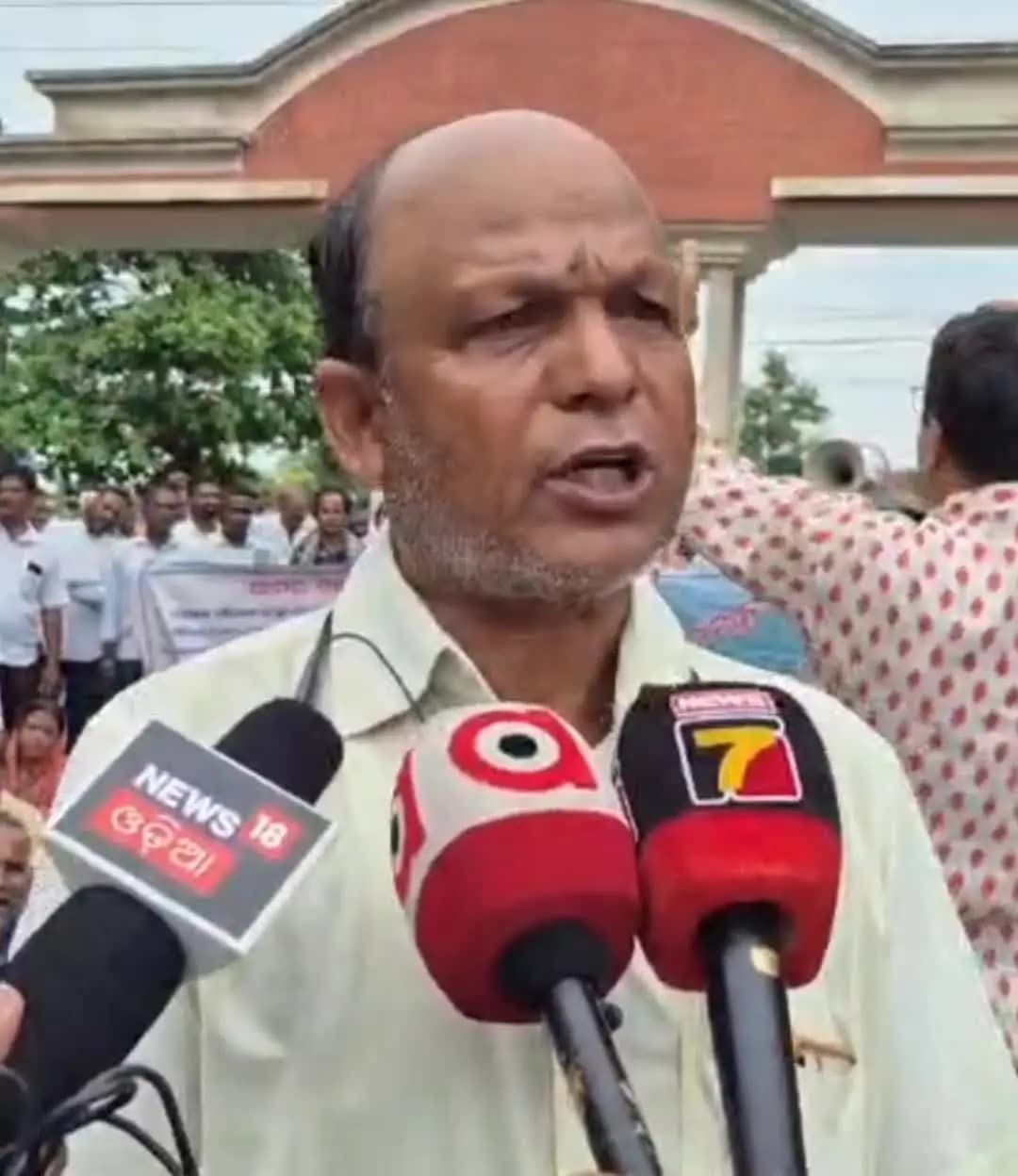 ଝାରସୁଗୁଡା: ଜିଲ୍ଲାପାଳ ଅଫିସ୍ ଆଗରେ ଚାଷୀଙ୍କ ହୁଙ୍କାର