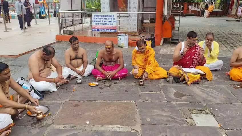 ब्राह्मणों ने प्राचीन शंकर मंदिर मां पार्वती के पावन तट पर श्रावणी पर्व में नवीन यज्ञोपवीत धारण किया