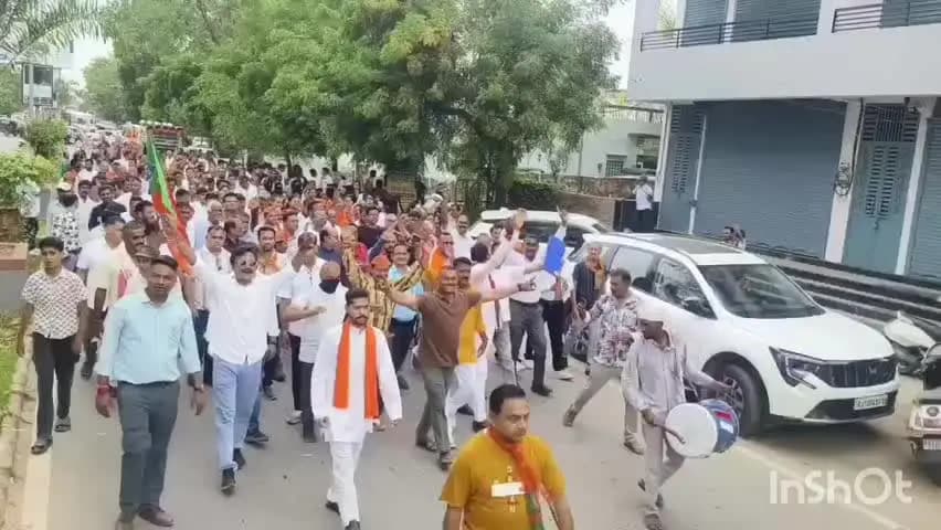 डूंगरपुर: निकाय चुनाव के अंतिम दिन उमड़ी नामांकन दाखिल करने वालों की भीड़, ढोल-धमाके के साथ पहुंचे नामांकन करने