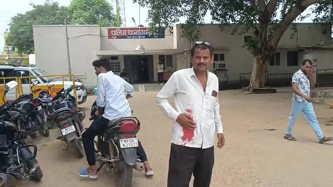 अंबाह: हीरालाल का पुरा में दामाद ने ससुर पर चाकू से हमला किया, घायल ससुर थाने पहुंचा