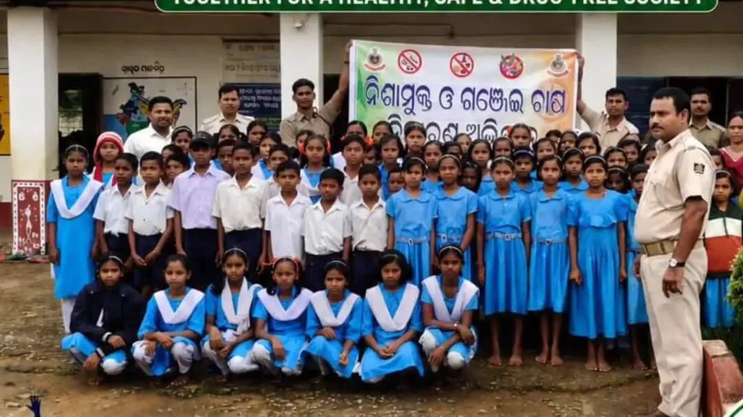 ପାରଳାଖେମୁଣ୍ଡି: ମୋହନା ପୋଲିସ ପକ୍ଷରୁ କୋରପଲ୍ଲୀ ହାଇସ୍କୁଲରେ "ନିଶାମୁକ୍ତ ଓଡ଼ିଶା" ସଚେତନତା କାର୍ଯ୍ୟକ୍ରମ ଅନୁଷ୍ଠିତ