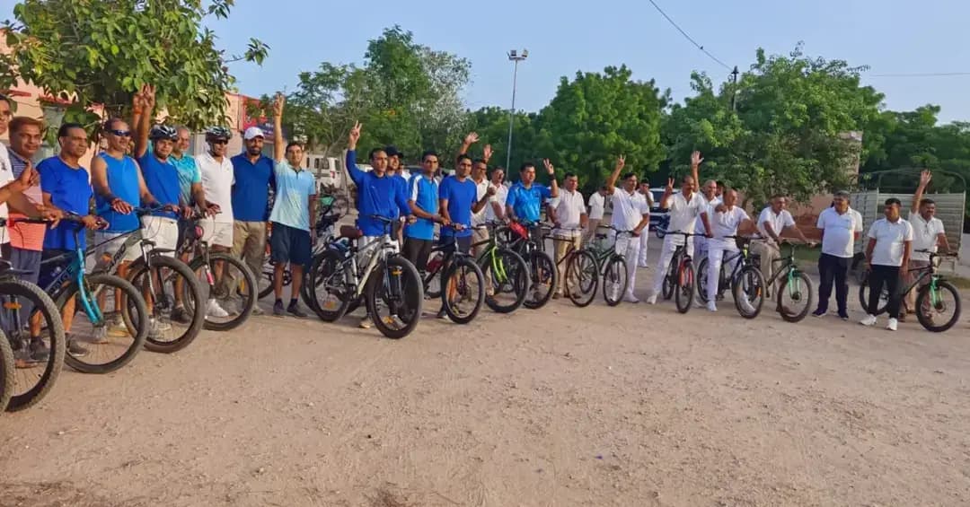 राष्ट्रीय खेल दिवस 2026 अभियान - *भारत जीतेगा, खेलों के साथ* के तहत *श्री आशा राम चौधरी SP नागौर* के निर्देशन में नागौर पुलिस द्वारा दिनांक 28 अगस्त से 30 अगस्त 2026 तक विभिन्न कार्यक्रम आयोजित किये गये। इसी कड़ी में दिनांक 30.08.2026 को #संडेज_ऑन_साइकिल_अभियान के तहत जिला पुलिस अधिकारियों एवं जवानों द्वारा #साइकिल रैली का आयोजन किया गया 🚴
#SundaysOnCycle
@RajCMO
@RajGovOfficial
@IgpAjmer
@PoliceRajasthan