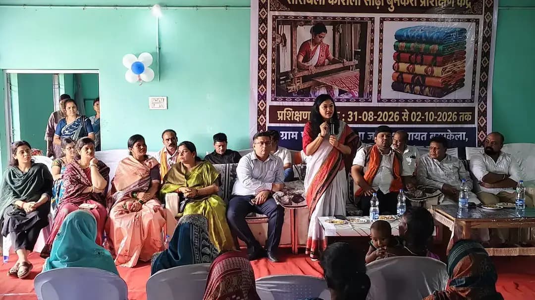 ग्राम कंडोला के महात्मा गांधी ग्रामीण औद्योगिक पार्क में सारबिला कौशली साड़ी बुनकरी प्रशिक्षण का शुभारंभ कलेक्टर पद्मिनी भोई साहू की उपस्थिति में हुआ। प्रशिक्षण 31 अगस्त से 02 अक्टूबर तक चलेगा।
महिलाओं को उनकी रुचि के अनुसार धागा तैयार करने, बुनाई और डिजाइन निर्माण का प्रशिक्षण देकर स्वरोजगार एवं आय के अवसरों से जोड़ा जाएगा। कार्यक्रम में जिला पंचायत सीईओ ऋषिकेश तिवारी, जिला पंचायत उपाध्यक्ष अजय नायक, जनपद अध्यक्ष डॉ. विद्या चौहान सहित जनप्रतिनिधि एवं बिहान की दीदियां उपस्थित रहीं।
