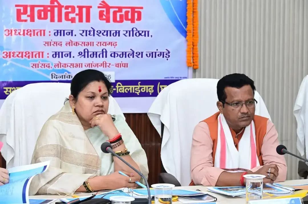 रायगढ़ सांसद राधेश्याम राठिया और जांजगीर-चांपा सांसद कमलेश जांगड़े की उपस्थिति में कलेक्ट्रेट सभागार में डीएमएफ की समीक्षा बैठक आयोजित हुई। बैठक में सारंगढ़ विधायक उत्तरी जांगड़े, बिलाईगढ़ विधायक कविता लहरे, कलेक्टर पद्मिनी भोई साहू, जिला पंचायत अध्यक्ष संजय भूषण पाण्डेय, उपाध्यक्ष अजय नायक, सदस्य दिनेश जांगड़े, जनपद पंचायत बरमकेला अध्यक्ष विद्या चौहान सहित सरपंच एवं अधिकारी उपस्थित रहे।
बैठक में डीएमएफ से चल रहे एवं प्रस्तावित विकास कार्यों की समीक्षा की गई। नये विकास कार्यों के प्रस्तावों का अनुमोदन करते हुए डीएमएफ राशि का प्रभावी एवं जनहित में उपयोग सुनिश्चित करने पर जोर दिया गया।
#sarangarhdistrict
#Chhattisgarh
@chhattisgarhcmo
@dpr.chhattisgarh