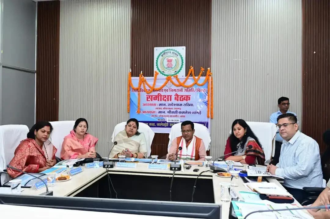 कलेक्टर पद्मिनी भोई साहू एवं पुलिस विभाग के अधिकारियों की उपस्थिति में रायगढ़ सांसद राधेश्याम राठिया एवं जांजगीर-चांपा सांसद कमलेश जांगड़े की उपस्थिति में जिला सड़क सुरक्षा समिति की बैठक हुई। सड़क दुर्घटनाओं की रोकथाम, यातायात नियमों के पालन, ओवरलोडिंग पर कार्रवाई और जनजागरूकता अभियान की समीक्षा की गई।
बैठक में विधायक उत्तरी जांगड़े, विधायक कविता लहरे, जिला पंचायत अध्यक्ष संजय भूषण पाण्डेय सहित जनप्रतिनिधि एवं अधिकारी उपस्थित रहे.
@cgpolicedept
@chhattisgarhcmo
@dpr.chhattisgarh
#सड़क_सुरक्षा_समिति
#sarangarhdistrict
#Chhattisgarh