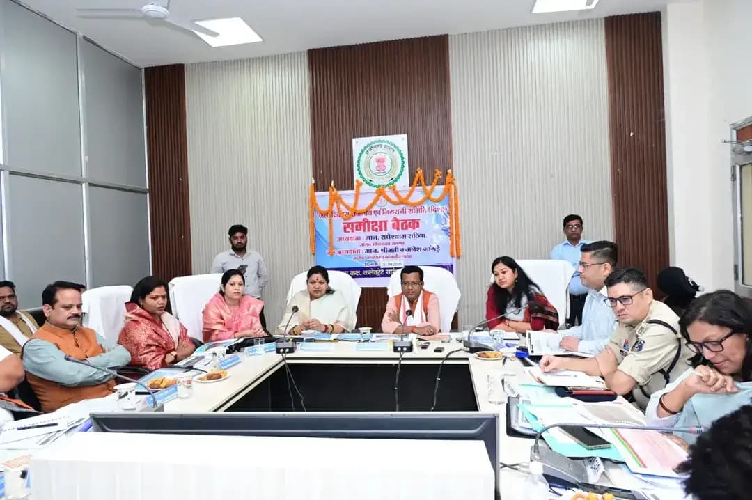 रायगढ़ सांसद राधेश्याम राठिया एवं जांजगीर-चांपा सांसद कमलेश जांगड़े के मुख्य आतिथ्य में कलेक्ट्रेट सभाकक्ष में दिशा समिति की बैठक आयोजित हुई। कलेक्टर पद्मिनी भोई साहू ने विभागवार योजनाओं की प्रगति की जानकारी दी।
बैठक में ग्रामीण विकास, कृषि, जल जीवन मिशन, महिला एवं बाल विकास, स्वास्थ्य, शिक्षा, आवास एवं नगरीय विकास सहित विभिन्न योजनाओं की समीक्षा की गई। सांसद कमलेश जांगड़े ने योजनाओं का व्यापक प्रचार-प्रसार कर पात्र हितग्राहियों तक लाभ पहुंचाने के निर्देश दिए।
बैठक में जिले में 168 गांवों के टीबी मुक्त घोषित होने तथा 6 लाख से अधिक आयुष्मान कार्ड बनाए जाने की जानकारी दी गई। सांसदों ने योजनाओं के प्रभावी क्रियान्वयन पर जोर दिया।
इस अवसर पर सारंगढ़ विधायक उत्तरी जांगड़े, बिलाईगढ़ विधायक कविता लहरे, जिला पंचायत अध्यक्ष संजय भूषण पाण्डेय, उपाध्यक्ष अजय नायक, सहित जनप्रतिनिधि, दिशा समिति के सदस्य एवं विभागीय अधिकारी उपस्थित रहे।
#दिशासमिति
#sarangarhdistrict
#Chhattisgarh