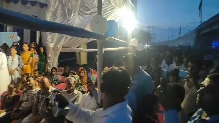 *जीविका सुधा बिक्री केंद्र का हुआ शुभारंभ*
*जीविका दीदी को मिल रहा रोजगार का साधन : डीएम*
*. मनसाही प्रखंड के हफलागंज में खुला जीविका सुधा बिक्री केंद्र*
*जीविका स्वयं सहयता समूह की दीदियाँ बन रहीं उद्यमी, जीविका सुधा बिक्री केंद्र की थाम रहीं बागडोर*
कटिहार जिला के मनसाही प्रखंड के हफलागंज में सोमवार को जीविका सुधा बिक्री केंद्र का शुभारंभ जिला पदाधिकारी कटिहार आशुतोष द्विवेदी ने फीता काटकर जीविका सुधा बिक्री केंद्र का शुभारंभ किया।
जिला पदाधिकारीने शुभारंभ पर इस केंद्र की संचालिका को शुभकामनाएं दीं।
उन्होंने कहा कि चरणबद्ध तरीके से कटिहार जिला के सभी पंचायतों में जीविका सुधा बिक्री केंद्र खोला जाएगा।
कटिहार के मनसाही प्रखंड अंतर्गत हफलागंज में पहला "जीविका सुधा बिक्री केंद्र" का शुभारम्भ श्री आशुतोष द्विवेदी (भा. प्र. से.) जिलाधिकारी कटिहार के द्वारा फीता काटकर किया गया.
जीविका संकुल संघ के द्वारा द्वारा इस बिक्री केंद्र हेतु मंजू देवी, जीविका दीदी का चयन किया गया है. शुभारम्भ के मौके पर उपस्थित समुदाय को सम्बोधित करते हुए जिलाधिकारी ने बताया कि ग्रामीण महिलाओं के आजीविका संवर्धन में जीविका वेहतर भूमिका निभा रही है. इस हेतु चयनित लाभुक को जीविका द्वारा मुख्यमंत्री महिला रोजगार योजना के तहत 60,000 रु. का लाभ दिया जा रहा है जिससे सुधा केंद्र आसानी से स्थापित हो रही है. जिले के सभी ग्राम पंचायतों में जिन लाभुकों का चयन हो गया है उन्हें भी कम्फेड द्वारा शीघ्रता से यह बिक्री केंद्र स्थापित कराया जाएगा.
लोगों को इस केंद्र के माध्यम से सुधा का विभिन्न उत्पादआसानी से मिल सकेगा. बिहार सरकार के इस पहल से ग्रामीण क्षेत्र की आर्थिक गतिविधियों को औऱ बल मिलेगा महिला सशक्तीकरण को बल मिलेगा.
कार्यक्रम में इन्द्र शेखर इन्दु, डी पी एम, जीविका, लिली कुमारी, वाई पी, लाइवस्टॉक, प्रिया राज, बी पी एम मनसाही, कम्फेड प्रतिनिधि सहित दर्जनों जीविका दीदियाँ औऱ ग्रामीण मौजूद रहे.
*जीविका दीदियों के रोजगार की दिशा में यह सरकार का महत्वपूर्ण कदम है* ।
जीविका और कॉम्फेड (सुधा) के संयुक्त तत्वावधान में चयनित लाभार्थियों के साथ सार्वजनिक-निजी भागीदारी के आधार पर संचालित की जाएगी।
लाभार्थी जीविका दीदी ने बताया कि उन्हें जीविका सुधा बिक्री केंद्र मिलने से घर के पास ही रोजगार का साधन मिल गया है. पहले वे बेरोजगार थीं. जीविका सुधा बिक्री केंद्र के लिए पंचायतों में ऑनलाइन आवेदन और लॉटरी के माध्यम से लाभार्थियों का चयन किया गया है।
मुख्यमंत्री महिला रोजगार योजना के लाभार्थियों को जीविका सुधा बिक्री केंद्र का लाभ दिया जा रहा है।
जीविका स्वयं सहायता समूह की दीदियाँ ही जीविका सुधा बिक्री केंद्र का संचालन करेंगी. मुख्यमंत्री महिला रोजगार योजना की लाभार्थी जीविका दीदियाँ इस केंद्र के लिए ऑनलाइन आवेदन की थीं. चयनित अभ्यर्थियों को केंद्र की स्थापना के लिए 60 हजार रुपये की वित्तीय सहायता उपलब्ध करवाई जा रही है. उन्हें इस केंद्र की शुरुआत के लिए, 15 हजार रुपये का खुद की पूँजी लगानी है. जीविका सुधा बिक्री केंद्र, कटिहार जिला के ग्रामीण महिलाओं के उद्यमिता की दिशा में ठोस कदम साबित होगा. इस केंद्र से जीविका दीदियों को स्थायी रोजगार के साधन उपलब्ध हो रहा है. वहीं, पंचायत स्तर पर उपभोगताओं को सुधा के गुणवत्तापूर्ण उत्पाद (दूध, दही, लस्सी, मिठाई इत्यादि) आसानी से उपलब्ध हो रही है. 60 हजार की वित्तीय सहायता से लाभार्थी डीप फ्रीजर, विजी कूलर, प्रचार-प्रसार सामग्री, परिवहन खर्च इत्यादि वहन कर रहे हैं. वहीं, लाभार्थी द्वारा निवेश 15 हजार की राशि से डेयरी उत्पाद की खरीदारी की जा रही है.
जिला जनसंपर्क पदाधिकारी,
कटिहार।
Information & Public Relations Department, Government of Bihar JEEVIKA Bihar #katihar @topfans