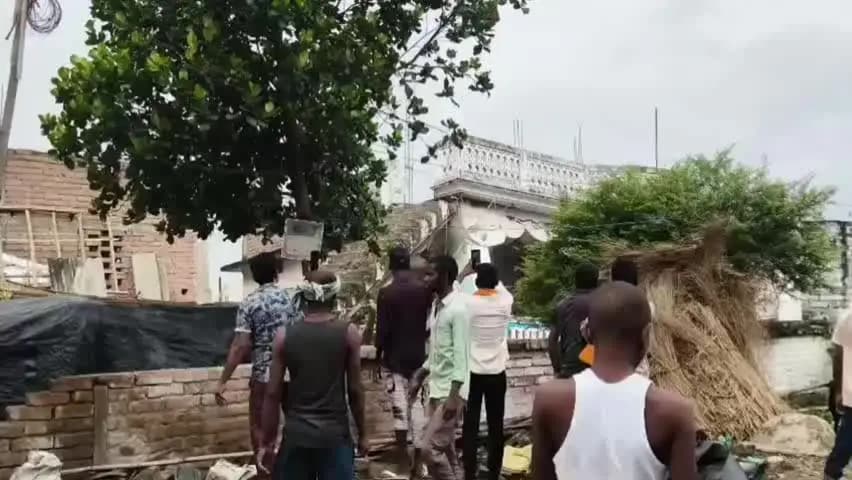 खरीक: गंगा में समा गया सौ साल पुराना चैती दुर्गा मंदिर, अब रेलवे लाइन पर खतरा