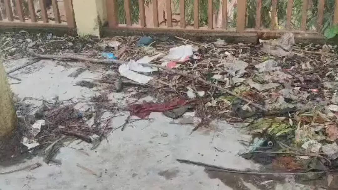 निवाड़ी: निवाड़ी के अंबेडकर चौराहे पर दुकानों की छत बनी कचरा डंपिंग जोन, सफाई व्यवस्था पर सवाल