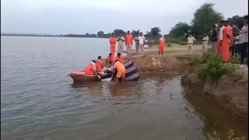 झालरापाटन: झालावाड़ दुर्गपुरा तालाब में नाव पलटने से डूबे दो युवकों की मौत, पार्टी करते समय नाव पलट गई थी, दूसरा युवक का शव भी मिला