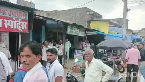 अटरू: अटरू में टिकट फेरबदल पर आक्रोशित लोगों ने किया पत्थर फेंकने का प्रदर्शन