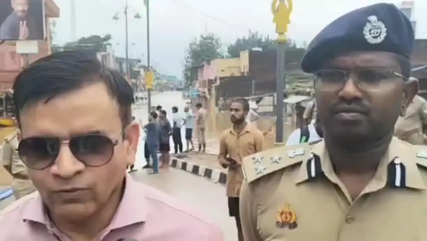 कर्वी: मंदाकिनी का जलस्तर बढ़ने से प्रशासन अलर्ट, मंडलायुक्त व DIG ने रामघाट पहुंचकर बाढ़ का किया निरीक्षण