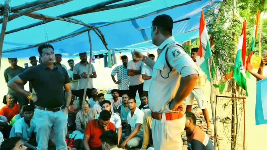कवर्धा: कवर्धा में चल रहे पुलिस अभ्यर्थियों के बीच पहुंचे तुकाराम और पुलिस के बीच हुई तीखी बहस, वीडियो आया सामने