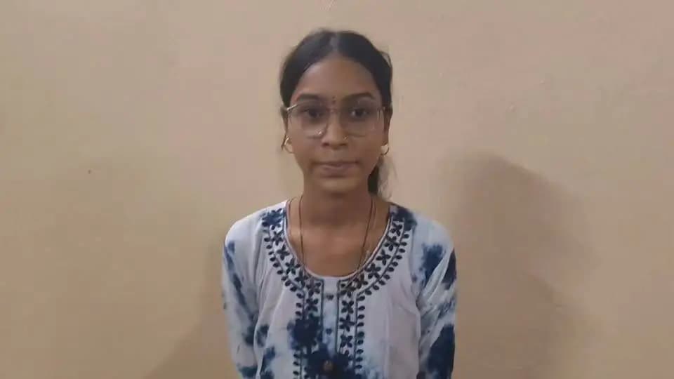 छात्रा कुमारी अंजलि राजपूत, एक्सीलेंस हायर सेकेंडरी स्कूल, हरदा
कक्षा 12वीं वाणिज्य संकाय में 81% अंक प्राप्त कर गौरवान्वित।
मेरी इस उपलब्धि पर मध्यप्रदेश शासन की #प्रतिभाशाली_विद्यार्थी_प्रोत्साहन_योजना के अंतर्गत लैपटॉप हेतु राशि प्रदान की जा रही है।
इस सम्मान और प्रोत्साहन के लिए मैं मध्यप्रदेश के यशस्वी मुख्यमंत्री डॉ. मोहन यादव जी का हृदय से आभार व्यक्त करती हूँ। आपने हम जैसे विद्यार्थियों का मनोबल बढ़ाया है।
Dr Mohan Yadav
CM Madhya Pradesh
Jansampark Madhya Pradesh Department of School Education, Madhya Pradesh
#Laptop4Students_MP
#ExcellenceSchool #PratibhashaliYojana
#Harda #हरदा