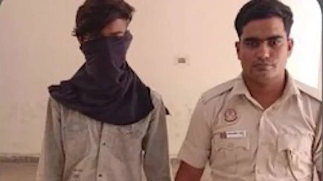 जैतपुर थाने की पुलिस टीम ने एक आरोपी और एक नाबालिग को गिरफ्तार किया